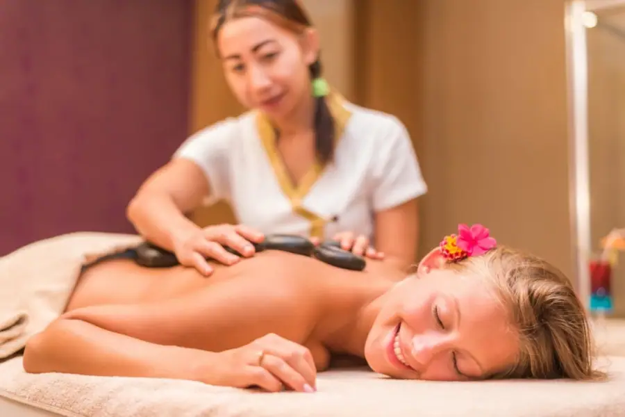 Spa merkezinde sıcak taş masajı