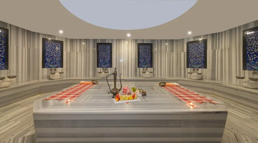 Göbek taşlı geleneksel Türk hamamı